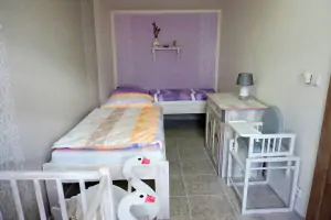 ložnice se 2 lůžky a dětskou postýlkou