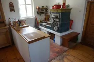 součástí obytné místnosti je plně vybavený kuchyňský kout