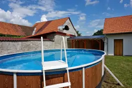 oválný nadzemní bazén na dvoře