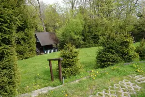 v dolní části zahrady se nachází altánek s venkovním posezením