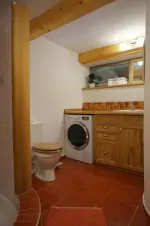 koupelna se sprchovým koutem, umyvadlem, WC a sušičkou v přízemí