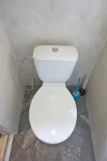 WC v koupelně (od koupelny odděleno dveřmi)