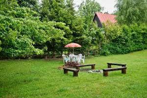 zahradní nábytek a ohniště v zahradě chaty Rusava