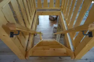 z obytné místnosti vedou příkré mlynářské schody do otevřené společenské místnosti (herny)
