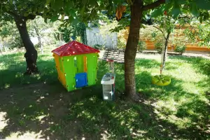 na zahradě je k dispozici lavička a vyžití pro děti (dětský umělohmotný domeček, dětská mini kuchyňka)