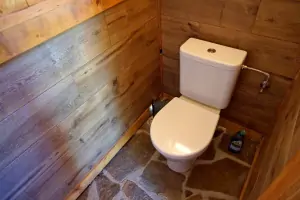 v pergole se nachází také zahradní samostatné WC