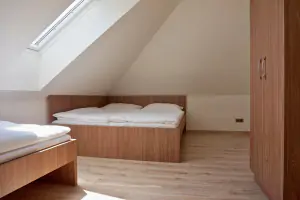 ložnice s dvojlůžkem a lůžkem v podkroví