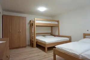 ložnice se 2 dvojlůžky a patrovou postelí pro 1 osobu