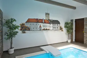 stěnu u bazénu zdobí kresba zámku v Polici