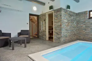 finská sauna u bazénu