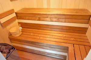 finská sauna u bazénu