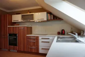 plně vybavený kuchyňský kout v obytném pokoji v podkroví