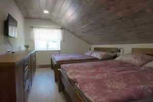 ložnice se 2 dvojlůžky v podkroví