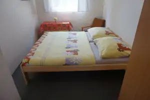 ložnice s patrovou postelí a 2 lůžky v podkroví