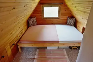 ložnice v podkroví - dvojlůžko (šířka 140 cm)