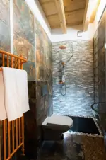 apartmán č. 2: koupelna náležící k 2-lůžkové ložnici