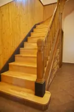 dřevěné schodiště do podkroví