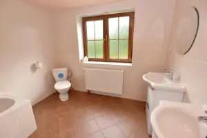 koupelna v podkroví (vana, 2 umyvadla, WC)