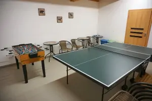 herní místnost v přízemí se stolním tenisem a minifotbálkem