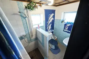 koupelna se sprchovým koutem, umyvadlem a WC v suterénu