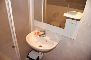 v chalupě je k dispozici 5 koupelen se sprchovým koutem, umyvadlem a WC
