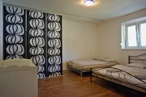 ložnice se dvěma dvojlůžky (160 cm, 180 cm)