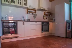 plně vybavený kuchyňský kout v obytné místnosti