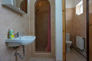 koupelna se sprchovým koutem, umyvadlem a WC u 2-lůžkové ložnice