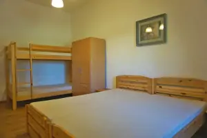 apartmán č. 3 - ložnice s dvojlůžkem a patrovou postelí