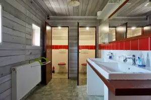 koupelna se sprchovým koutem, 2 umyvadly a 2 WC (oddělena dveřmi)