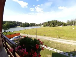 výhled z balkónu chaty na nedaleký rybník Kachlička