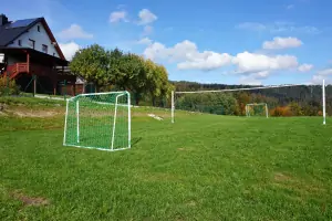 hřiště je ideální pro rodinné míčové hry (fotografie ještě před oplocením)