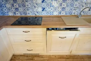 ve vybavení kuchyně nechybí indukční varná deska a myčka na nádobí