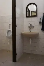 toalety v přízemí (3x WC, 2x pisoár)