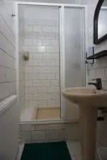 koupelna (sprchový kout, umyvadlo, WC) patřící k ložnici se 2 lůžky v přízemí