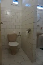 koupelna (vana, umyvadlo, WC) patřící k ložnici se 2 lůžky v přízemí