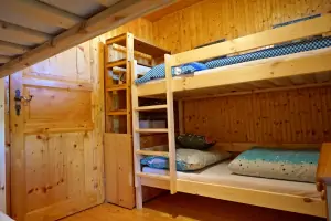 ložnice se 2 patrovými postelemi v podkroví