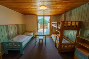 ložnice s patrovou postelí a lůžkem