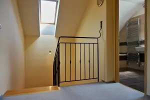 schody do podkroví a vstup do koupelny