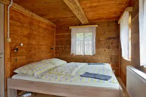 chalupa Šluknov - část č. 2 - ložnice se 2 lůžky vedle sebe a rozkládací postelí pro 2 osoby