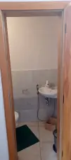 WC s umyvadlem v přízemí