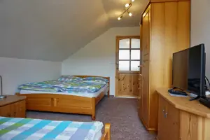ložnice s dvojlůžkem a lůžkem v prvním patře - součást apartmánu (TV na fotografii není k dispozici)