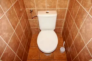 jednou ze dvou samostatných WC v podkroví