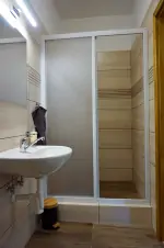 první patro - ložnice s dvojlůžkem, lůžkem a koupelnou