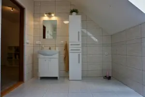 koupelna se sprchovým koutem, umydlem a WC