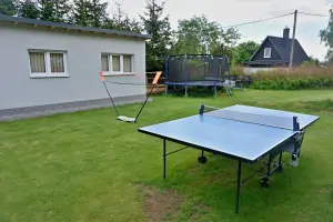 stolní tenis, trampolína (průměr 4,5 m) a síť pro badminton