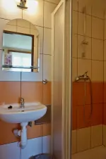 koupelna se sprchovým koutem, umyvadlem a WC u ložnice s dvojlůžkem a patrovou postelí 