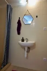 apartmán č.3 - koupelna se sprchovým koutem, umyvadlem a WC