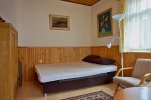 ložnice s lůžkem a rozkládacím gaučem