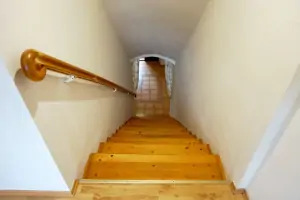 z chodby vedou schody do prvního patra